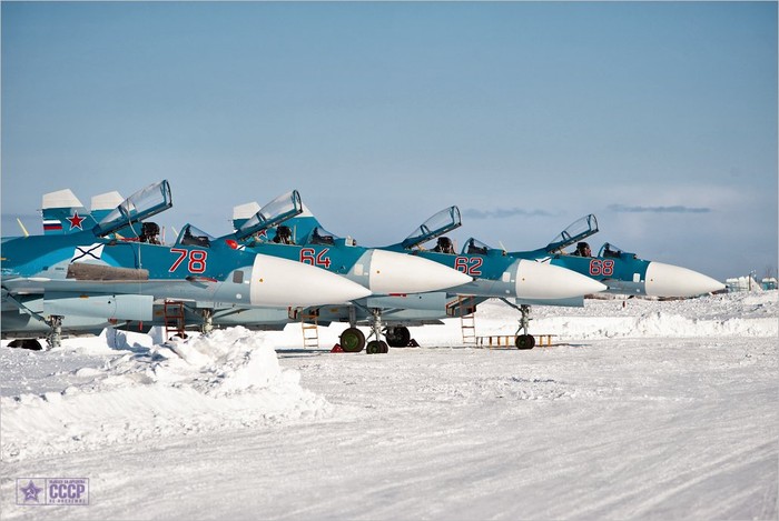 Sukhoi Su-33 Flanker D đang đậu trên 1 căn cứ trên bộ